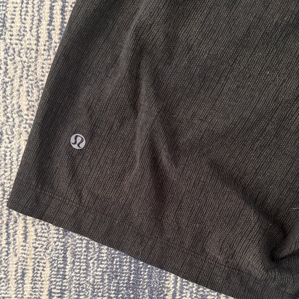 Men’s LuLu Lemon Shorts - Picture 2 of 3